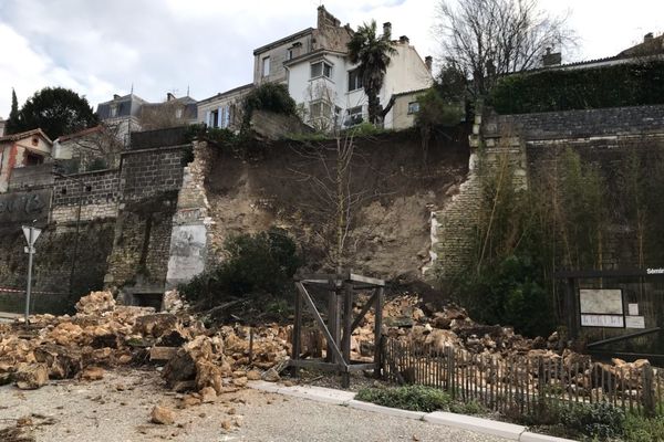 Un morceau d'un mur de soutènement s'est effondré rue de Bordeaux (Angoulême)