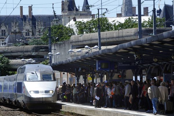 À cause de problèmes d'alimentation de la ligne TGV au sud de la gare Montparnasse, tous les trains au départ et à destination de la gare parisienne voient leurs horaires retardés. Afin d'acheminer les usagers d' Ouest (ici, la gare de Nantes), la SNCF fait progressivement partir les TGV sur les voies "classiques".