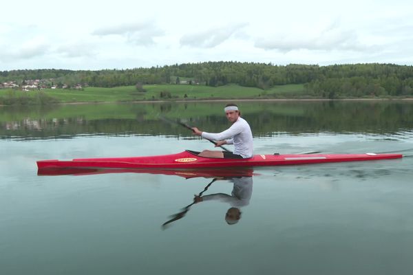 Jules Bernardet, équipe de France de canoë sur les eaux du lac Saint-Point dans le Doubs.