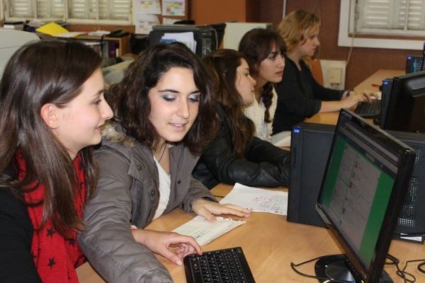 Des élèves du lycée Bossuet de Brive ont participé à l'opération "social TV" pour l'émission "La Voix est Libre" spéciale foire du Livre de Brive