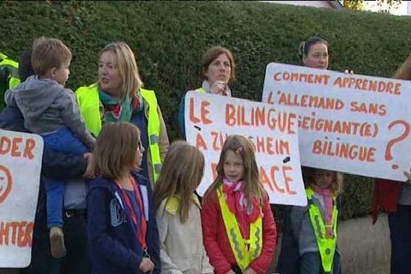 Manifestation de parents d'élèves devant l'école de Zillisheim mercredi matin