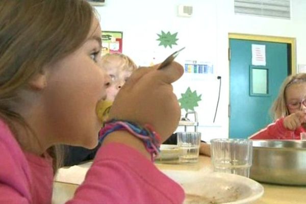 La semaine du goût à la cantine de Castest dans les Landes, les enfants ont mangé du 100 % fermier