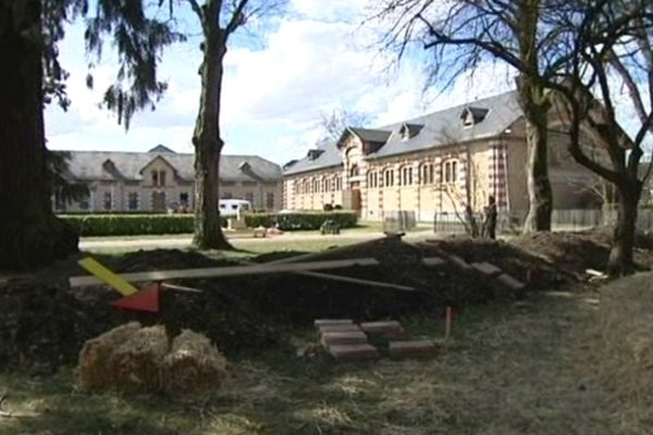 Fermés en 2007, les Haras sont depuis convoités par la mairie d'Annecy qui souhaitent les racheter. Mais la proposition financière de la ville a été jugée insuffisante par le tribunal. 