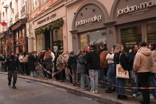 Des centaines de fans attendent dans l'espoir de rencontrer l'influenceuse Léna Situations.