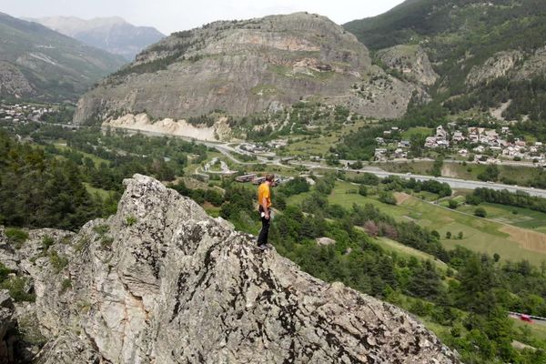 Avant le sommet, les participants doivent apprendre à dépasser l'appréhension du vide sous leurs pieds.