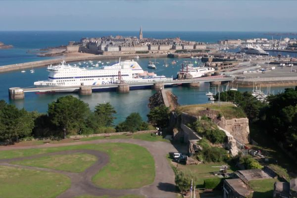 A mi-chemin entre la cité d'Alet et Intra-Muros, le terminal ferry du Naye se situe au coeur de la cité corsaire. Les ferrys y côtoient les remparts de Saint-Malo.