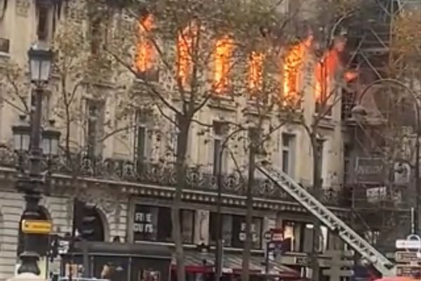 Un incendie s'est déclaré ce samedi en fin de matinée dans un immeuble sur le boulevard des Capucines, dans le quartier de l'Opéra à Paris.