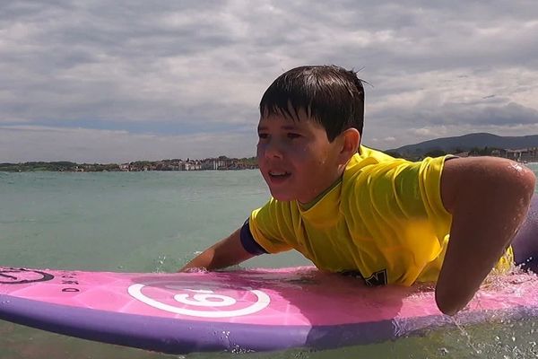 Maxime, 12 ans, découvre le surf dans l'école de Pierro