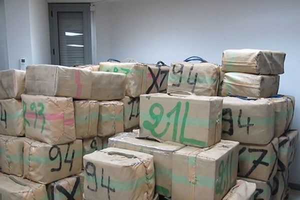 Les agents des douanes de Narbonne (Aude) ont saisi ces 1.068 kg de cannabis dans un camion supposé transporter des caisses en bois vides depuis l'Espagne vers la Grèce.
