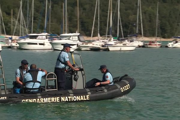 Les gendarmes sondent le lac de Vouglans dans l'espoir de retrouver le plongeur porté disparu.