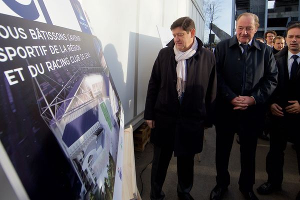 Patrick Kanner, ministre des Sports, Gervais Martel, président du RCL, et Sylvain Robert, maire PS de Lens, lors d'une visite du chantier de Bollaert-Delelis en novembre 2014.