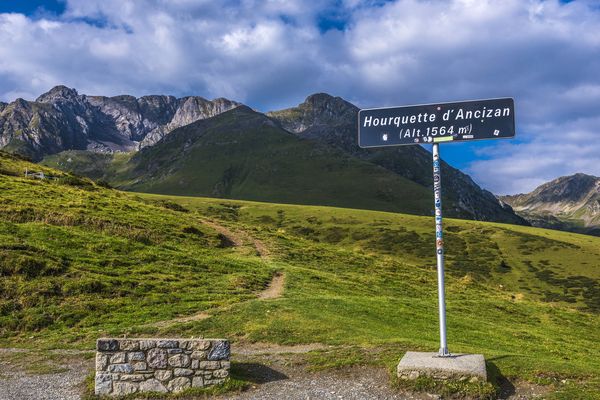 Un cycliste de 42 ans, d'origine italienne, a été gravement blessé ce lundi 5 août 2024 après avoir chuté lors de sa balade dans le col de la Hourquette d'Ancizan (Hautes-Pyrénées).