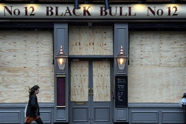 Un pub fermé d'Edimbourg en Ecosse.