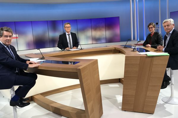 Les trois candidats en lice pour l'élection municipale de Périgueux autour de Sébastien Bouwy. Antoine Audi maire sortant à gauche de la photo, Delphine Labails et Patrick Palem à droite de la photo. 