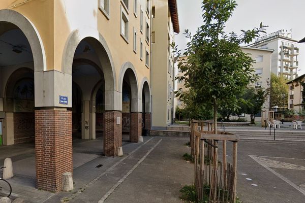 La fusillade s'est produite rue Très Cloîtres, à proximité de la place Edmond Arnaud à Grenoble.