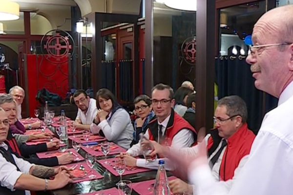 Pour les jokers de la route, repas à l’eau et au coca pour la douzaine de bénévoles. 