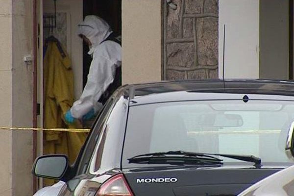 La police scientifique cherche des indices qui pourraient expliquer la mort du couple de retraités à leur domicile de Montluçon.