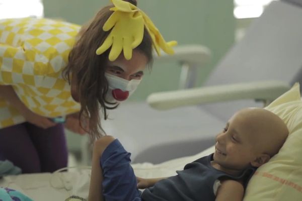 Les clowns de l'association Soleil rouge rendent visite chaque semaine aux jeunes patients du CHU de Grenoble pour les aider à surmonter la maladie.