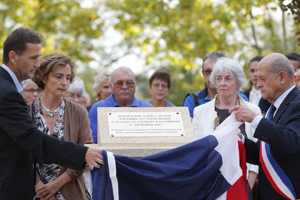 Sylvie et Dominique Harel aux côtés du maire d'Eguilles dévoilent la stèle à la mémoire de Mauranne.