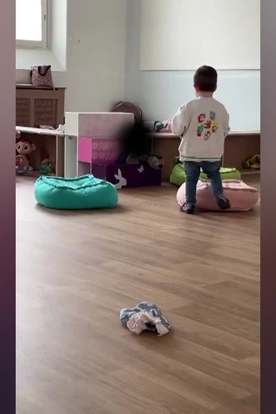 Capture d'écran d'une vidéo où des enfants sont maltraités par leurs assistantes maternelles.