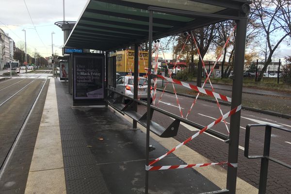 L'arrêt de bus Couffignal détruit à la suite d'une manifestation lycéenne ce mercredi 27 novembre. 