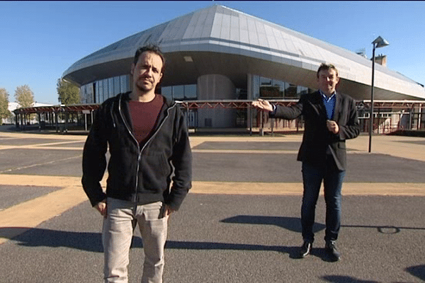 Alexandre Astier et Jacques Perrotte devant le zénith de Caen