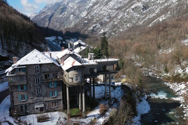 Le fameux Pavillon Keller à Livet et Gavet, immense, surréaliste, bâtie au-dessus de la Romanche, avec ses deux avancées suspendues sur pilotis.