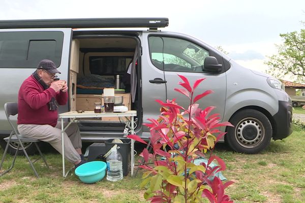 Une table, un café, et la nature tout autour, la définition du vrai camping ?