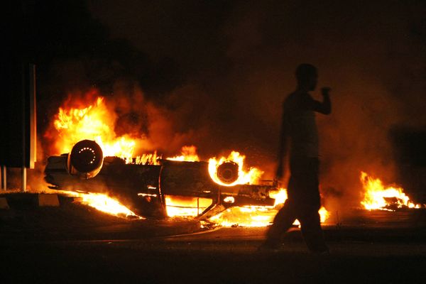 Voiture en feu – Image d'archive
