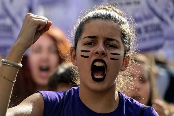 Une étudiante, poing levé, lors d'une manifestation de lutte contre le sexisme à Madrid (novembre 2018).