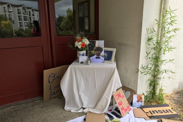 Les pancartes et la photo de Nadir ont été déposées devant la maison familiale.