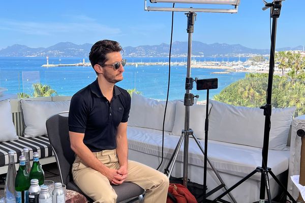 Pierre Niney en interview avec l'équipe de France 3.