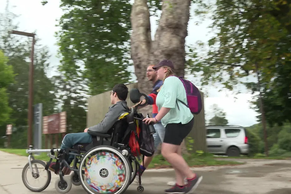 "On veut les priver de séjours adaptés", ces familles se battent...