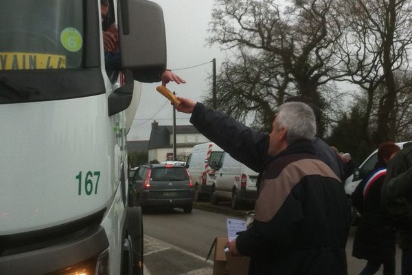 Distribution gratuite de "sandwichs français" à Pluméliau (56)