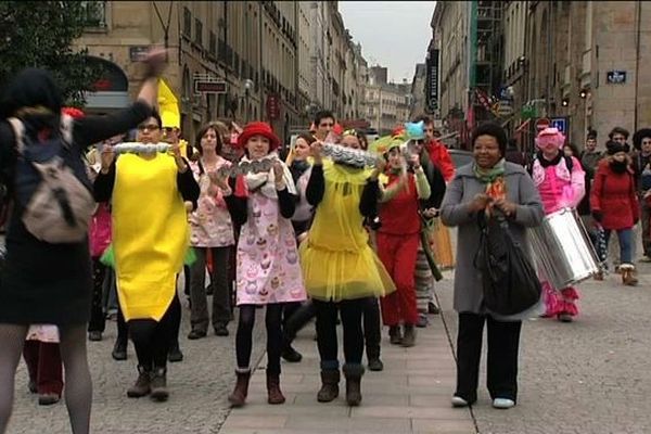 Une batucada dans le centre-vile de Rennes