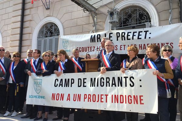 Un millier de personnes a défilé contre l'arrivée de migrants à Louveciennes, dans les Yvelines, ce dimanche 2 octobre. 