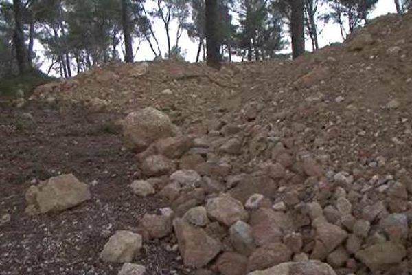 Des tonnes de gravats ont été déversées sans autorisation.