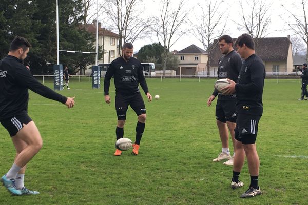 Les Brivistes Simon-Pierre Chauvac, Victor Lebas, Jan Uys et Retief Marais (de gauche à droite) s'échauffent en mode football.