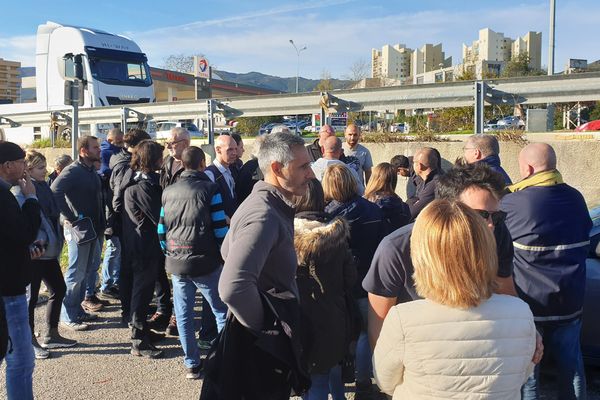 Les salariés grévistes étaient nombreux, ce mardi martin, devant le centre de Bastia Cap pour cette nouvelle réunion avec la direction.