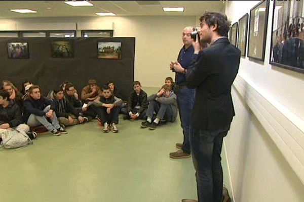 Edouard Elias a rencontré des élèves du collège des Douits de Falaise à l'occasion d'une exposition rassemblant une trentaine de ses photographies.