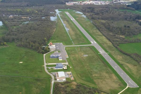 L'aérodrome de La Vèze en 2018, sa piste de 1400 mètres de long et de 24 m de large