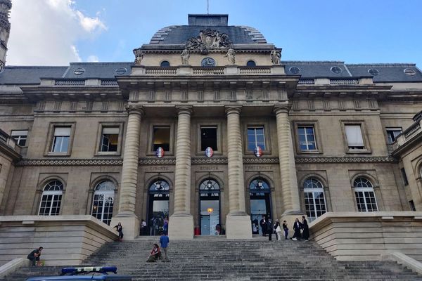 Le procès des attentats du 13-Novembre prend place au cœur du palais de justice historique de Paris, situé sur l’île de la Cité.