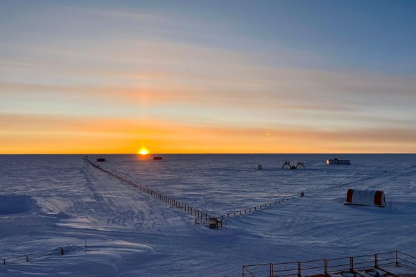 À partir de fin avril et le début de l'hiver en Antarctique, le soleil ne se lèvera plus pendant 4 à 5 mois. Des semaines entières plongées dans le noir au milieu d'un désert de glace.