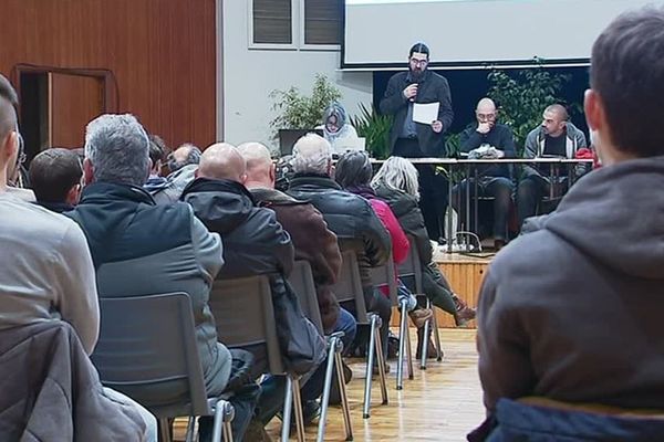 150 Gilets Jaunes de la Vienne se sont réunis vendredi soir aux Salons de Blossac à Poitiers.