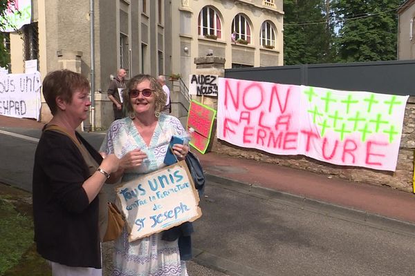 Personnels, familles et résidents se sont mobilisés mardi 18 juin contre la fermeture de l'EHPAD de Bourbon-l'Archambault, dans l'Allier.