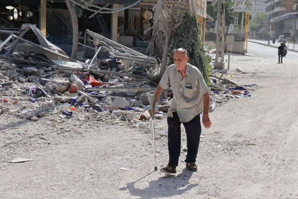 Un habitant au milieu des décombres dans le quartier d'Al-Hadath dans la banlieue sud de Beyrouth