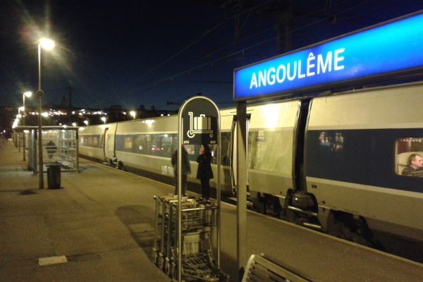 Un TGV Bordeaux/Paris bloqué en gare d'Angoulême (16)