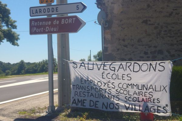 A la rentrée 2017, le village de Cros, dans le Puy-de-Dôme pourrait accueillir une nouvelle école. Ce qui, dans un village de 175 habitants, devrait être unanimement salué ne l’est pas ici. En effet, certains craignent que cette école privée ne mette en péril l’école du village.