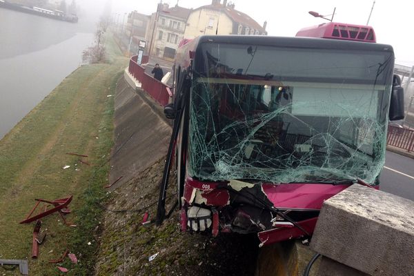 Vers 12h15 à Champigneulles, un bus a failli basculer dans le canal 