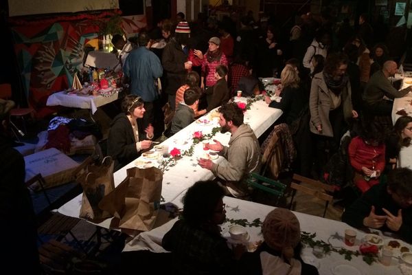 Depuis des années, la Chapelle de la rue Casanova ouvre ses portes pour le soir de Noël. Autour d'un repas offert par l'association, chacun contribue au menu comme il le peut. Ce qui donne un joyeux mélange de convives issus de tous milieux.